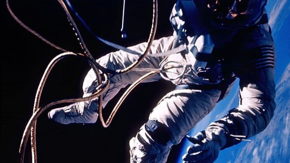 Astronauti Národního úřadu pro letectví a vesmír (NASA) nafotili ve vesmíru sérii snímků inspirovaných oscarovým filmem Gravity, v němž Sandra Bullocková bojuje na oběžné dráze o přežití.